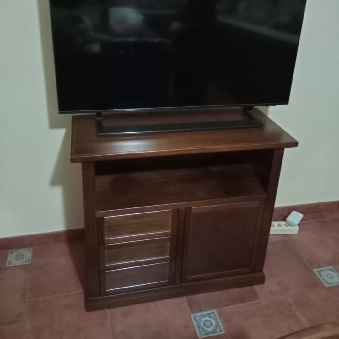 Mobiletto porta TV in legno con tre cassetti e anta, stile classico arte povera.
